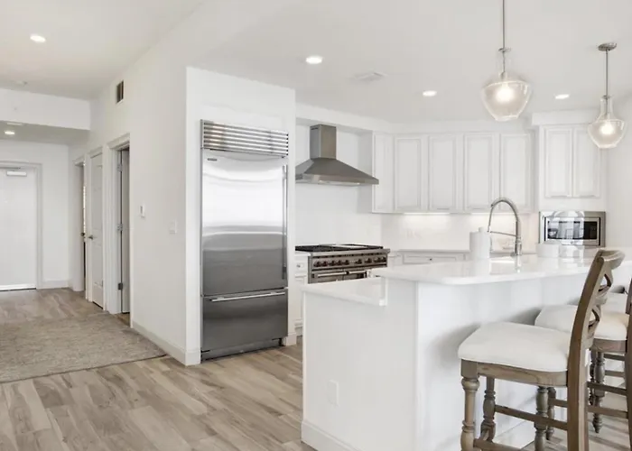 Four Bedroom Gulf Front With Expansive Balcony *